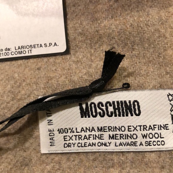 🎉Moschino merino wool fringed scarf - Picture 3 of 4